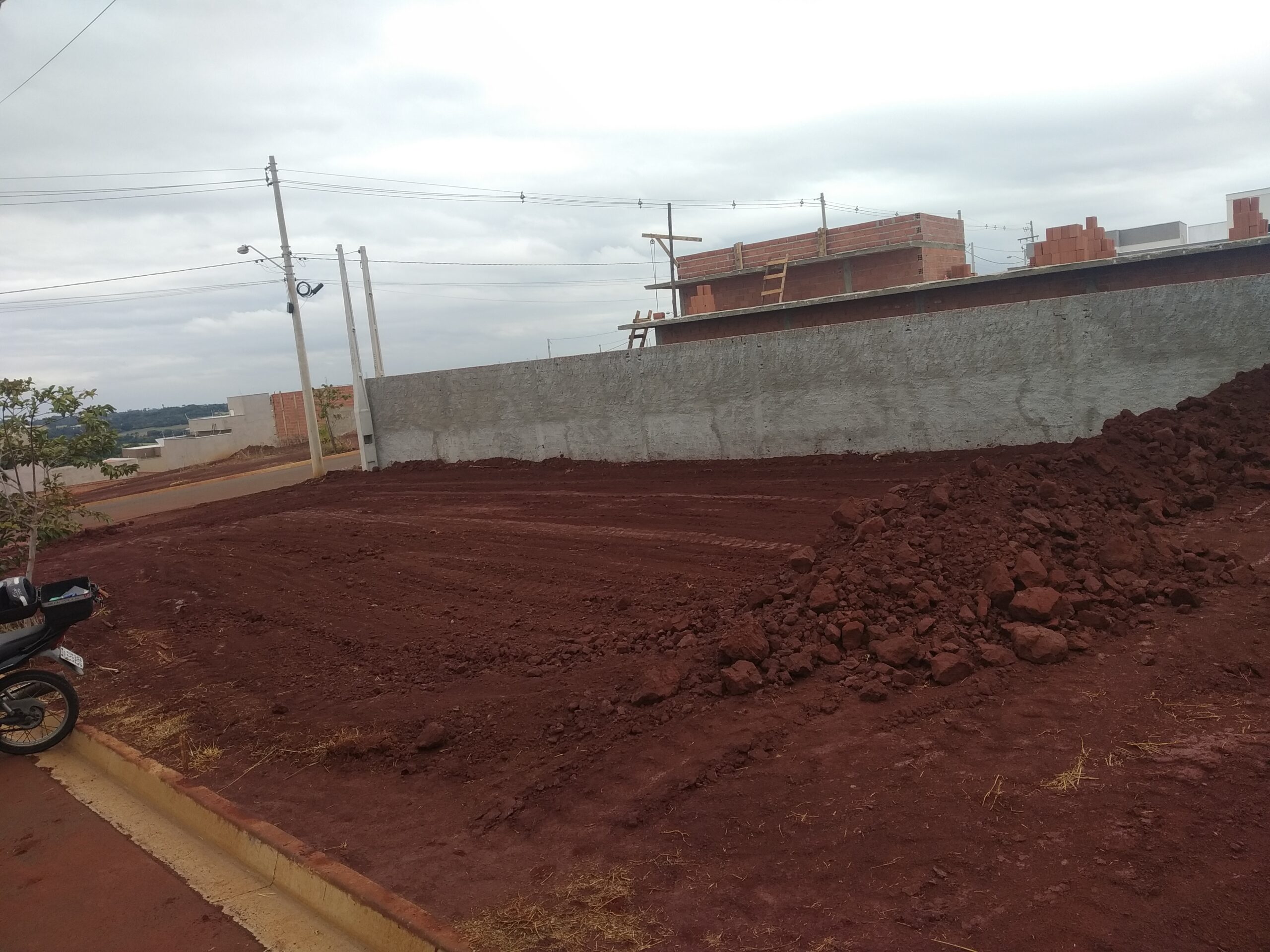 Projeto e terreno prontos para obra.